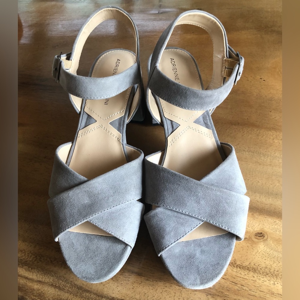Like New ADRIENNE VITTADINI Gray Suede Leather Platform Cross-Strap Sandals 9M